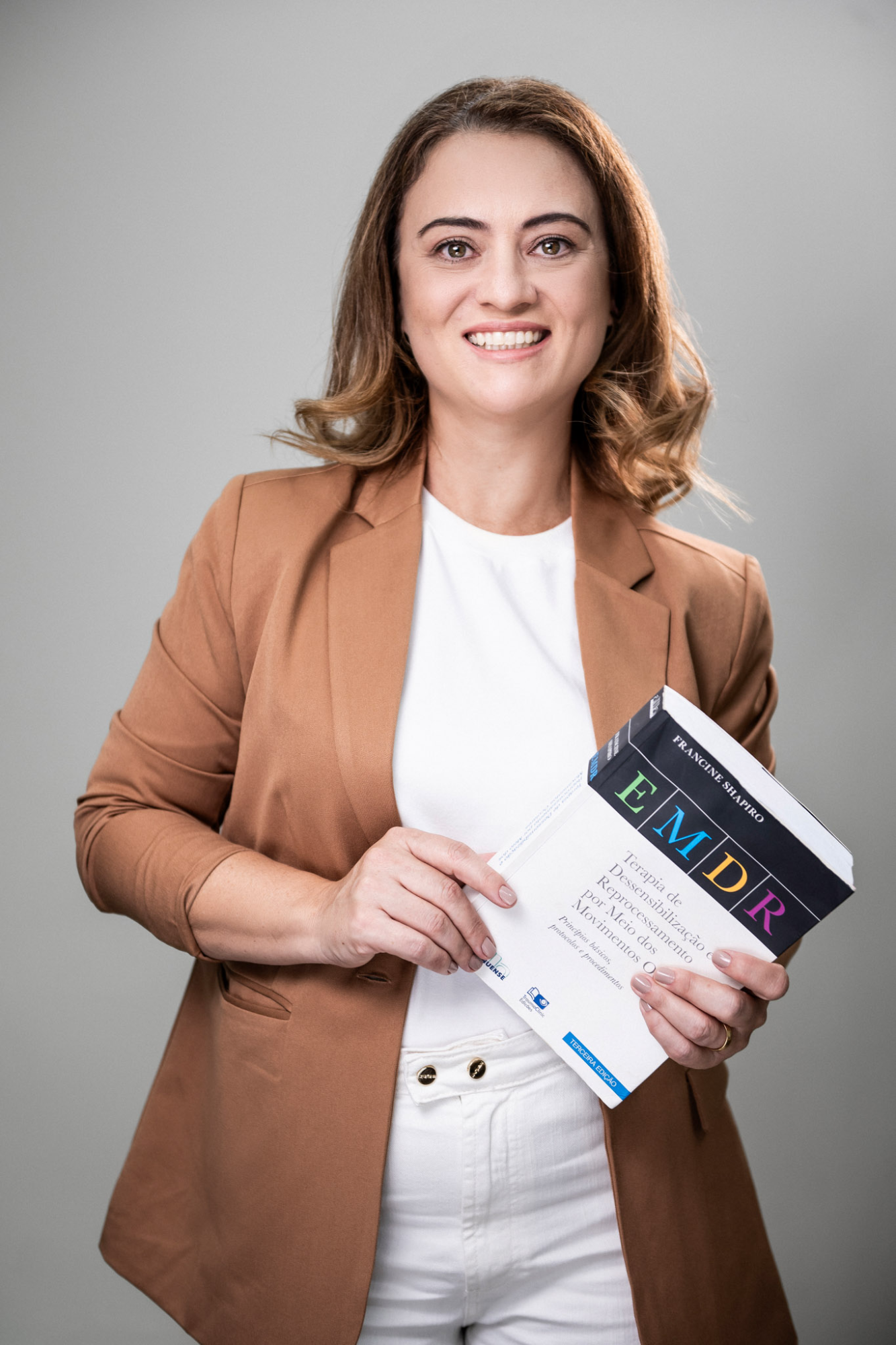 Araceli Massambani com livro de EMDR